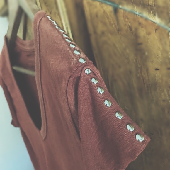 Studded Raw Edge Sleeve V-Neck Tee - Picture 13 of 16